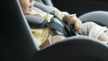 Seggiolini auto anti-abbandono, obbligatori i sensori salva-bebé.
